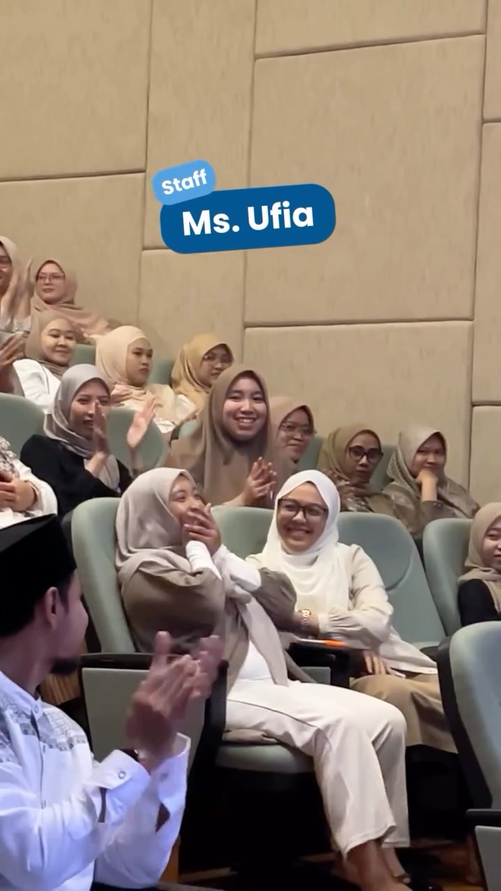 Hadiah Umroh ke-8 untuk Para Pejuang Pendidikan Sepuluh tahun bukan hanya tentang lamanya waktu, tapi tentang ketulusan yang terus dijaga—dalam lelah yang dipendam, doa yang dilangitkan, dan langkah yang tak pernah berhenti? Sebagai wujud apresiasi, alhamdulillah tahun ini kami kembali memberangkatkan 16 guru dan staf untuk menunaikan ibadah Umroh—sebuah hadiah kecil untuk pengabdian yang begitu besar Semoga menjadi wasilah kebaikan yang terus mengalir dan meluas. Terima kasih telah hadir, menguatkan, dan memberi makna